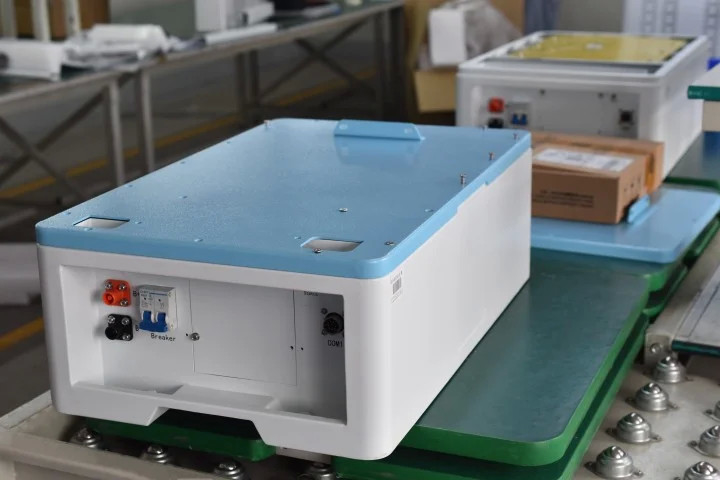 Armazém de baterias de lítio Lifepo4 empilhadas em uma Bateria de lítio Inverter de armazenamento